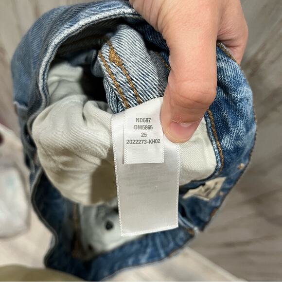 Madewell Relaxed Denim Shorts in Renfield Wash: Destructed Edition Distressed - Picture 7 of 9